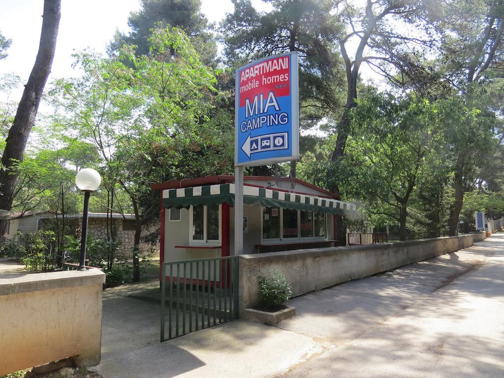 Camping Mia Bungalow & Mobile Home ビオグラード・ナ・モル エクステリア 写真